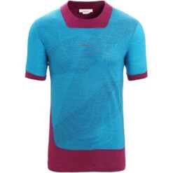 Icebreaker ZoneKnit™ GEODETIC T-Shirt Herren - Geo Blue/Go Berry/AOP -Deutschland Icebreaker Verkaufs-Shop icebreaker mens zoneknit geodetic short sleeve tee geo blue go berry aop 1 1383457